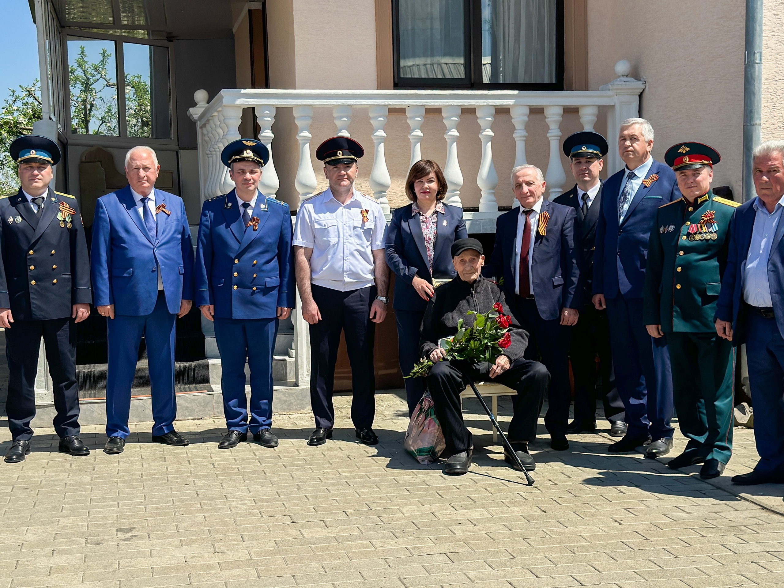 Поздравления с Днём Победы принимает ветеран Великой Отечественной войны Магомед Бекмурзаевич Хочуев