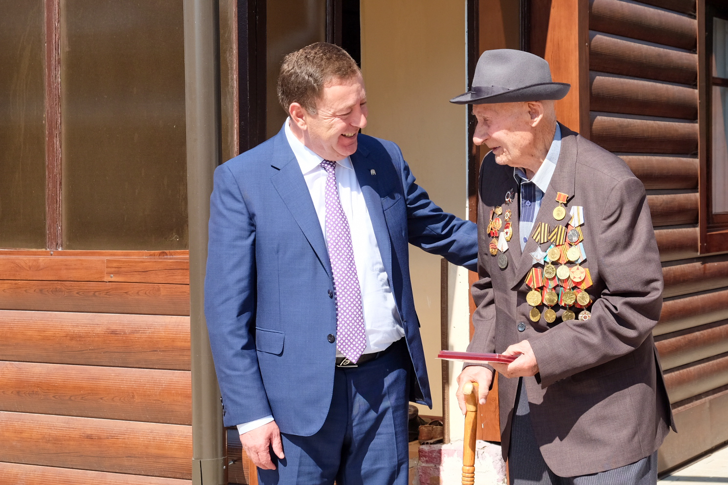 Юбилейные медали "100-летие образования Кабардино-Балкарской Республики" переданы Ветерану ВОВ М.Б.Хочуеву и полному кавалеру ордена Трудовой Славы И.Х.Газаеву