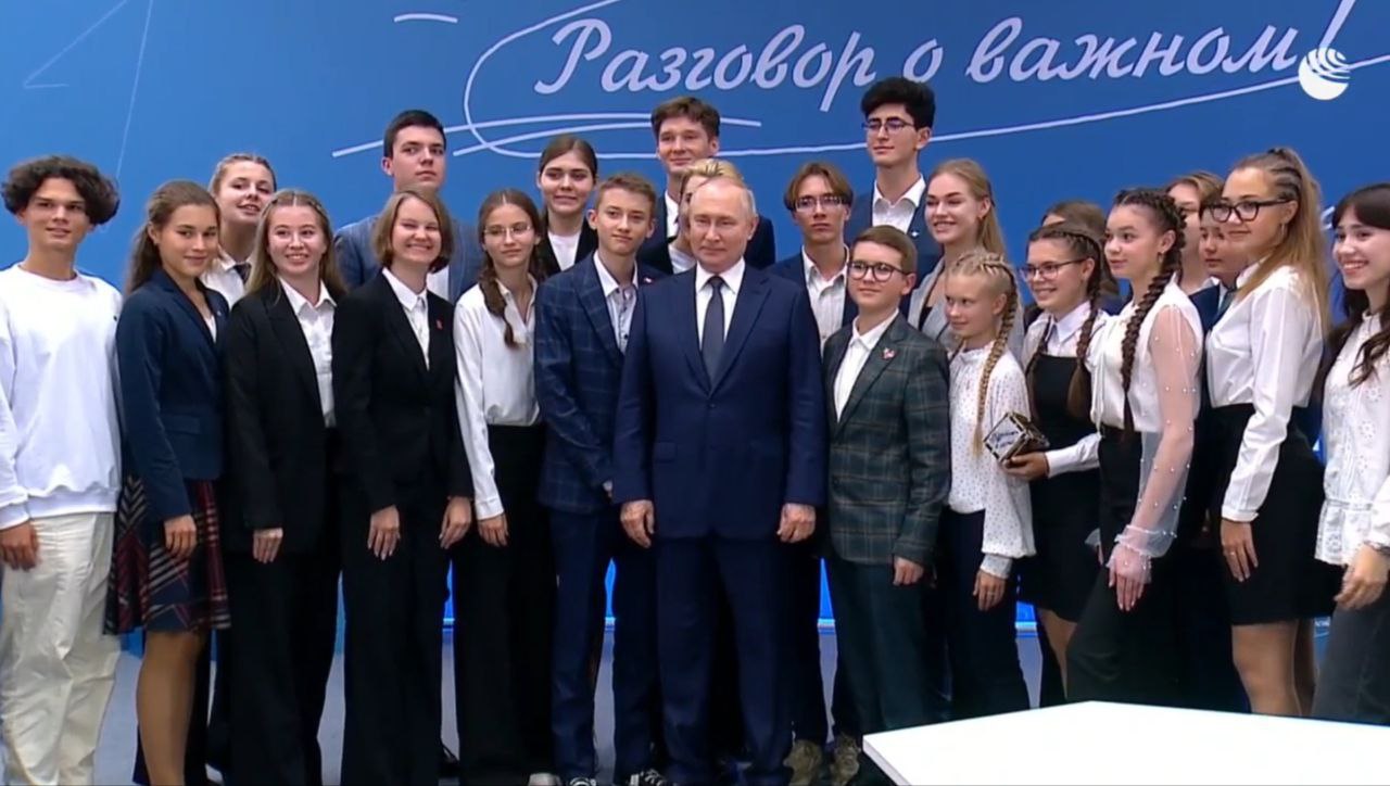 Школьница из Чегема приняла участие в открытом уроке с Президентом России